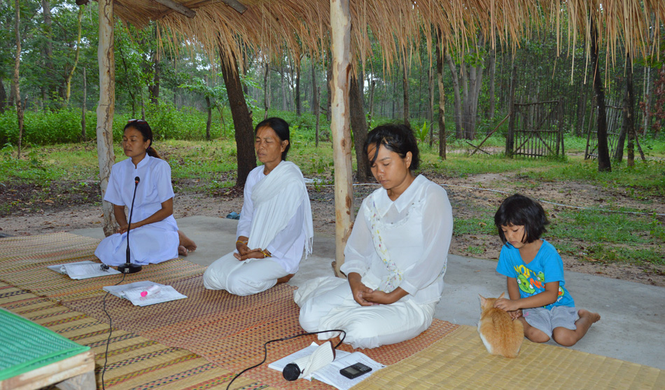 ความมั่นคงของศรัทธา ร่วมทำวัตรสวดมนต์ เช้าวันวิสาขบูชา ภาพเช้าวันที่ 13 พฤษภาคม 2557.