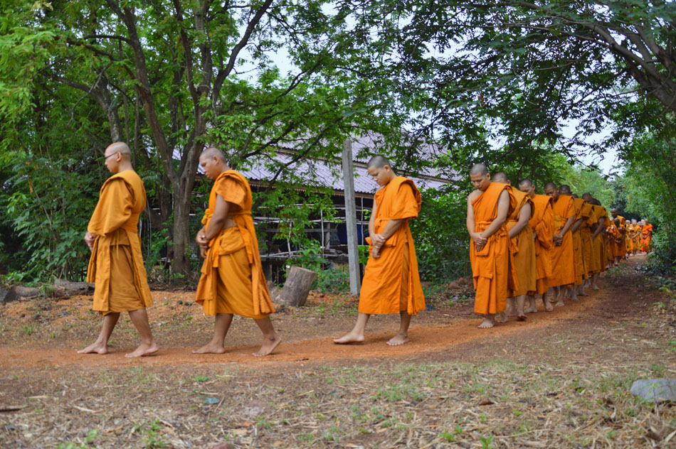 พระอ.ธราดล นำเดินจงกลม.