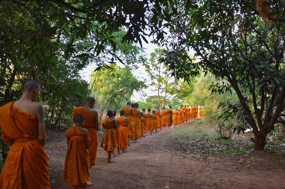 สามเณรขณะเดินจงกลมยามเย็น.